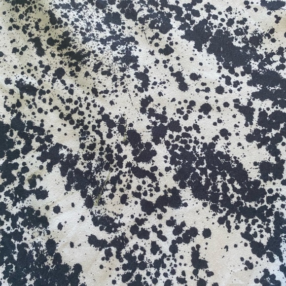 Fabletics Black and White Leggings for Versatile Comfort - Picture 4 of 4
